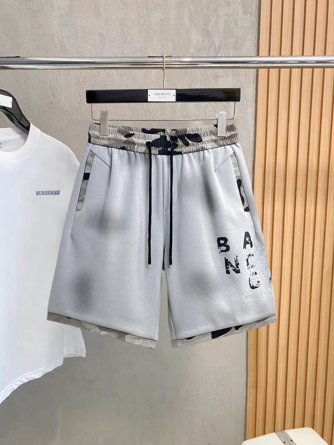 Balenciaga's three-standard complete 2026 summer New Arrival men's casual shorts, advanced custom-made Breathable fabric, Breathable fabric, extremely stretchy and comfortable, impeccable details, top-grade accessories, original logo design concept, delicate and soft feel! The upper body fit is awesome! Size: M-XXXL Please state your height and weight when ordering